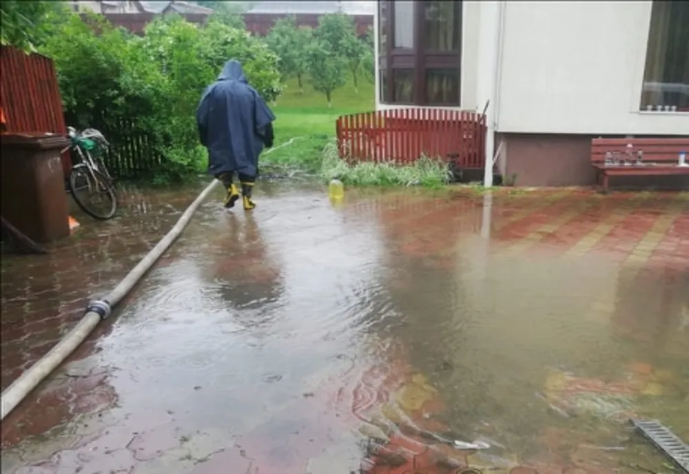 Pompierii suceveni, misiuni de evacuare a apei în Sucevița, Siret și Vatra Dornei VIDEO 