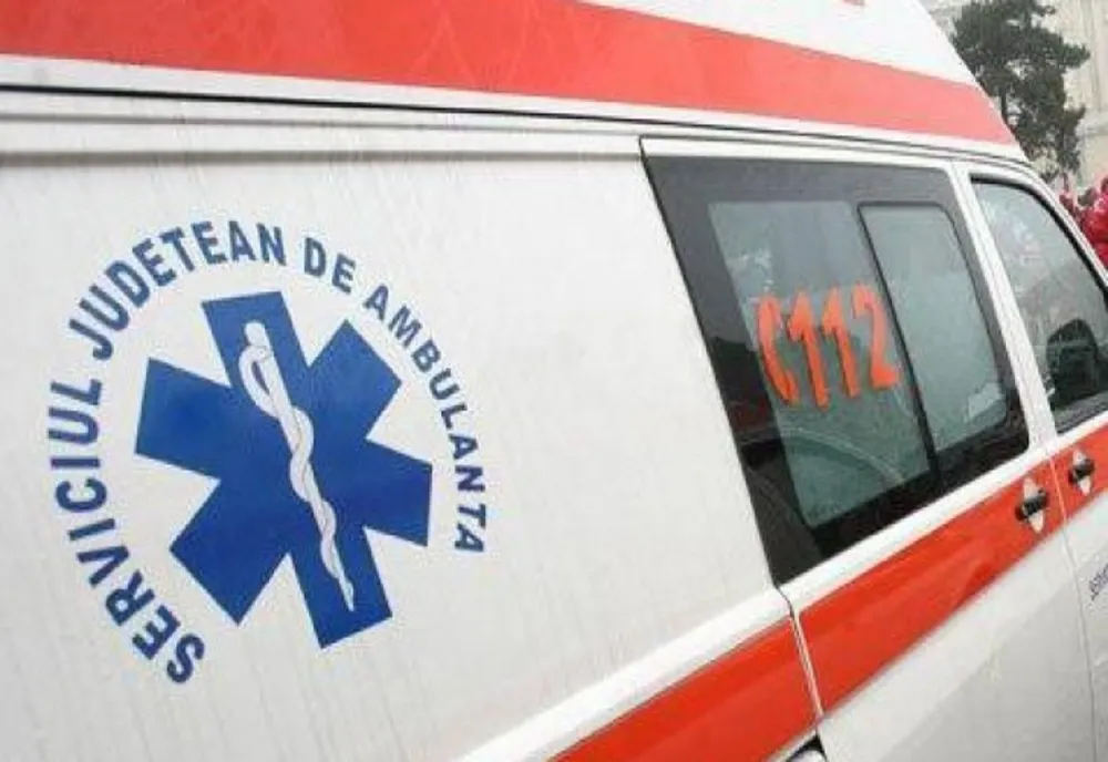 Un șofer băut bine a băgat o femeie în spital