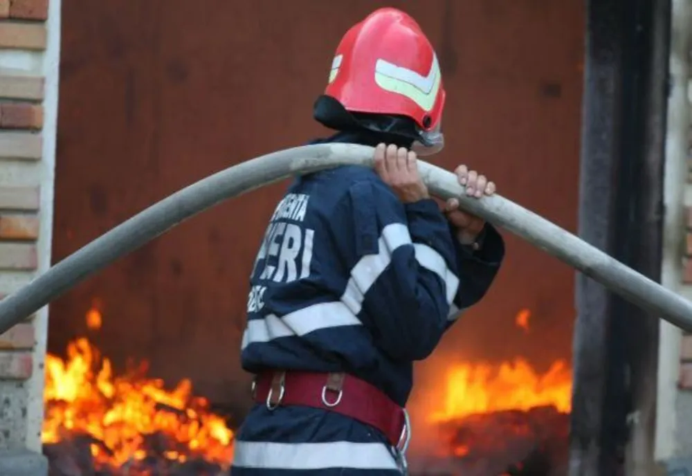 Incendiu la un depozit de lemne. Focul putea pune în pericol clădirile din apropiere