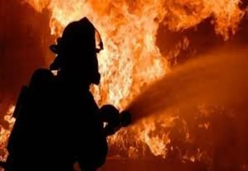 Incendiu în Câmpulung Moldovenesc. Focul a izbucnit de la un cablu electric defect