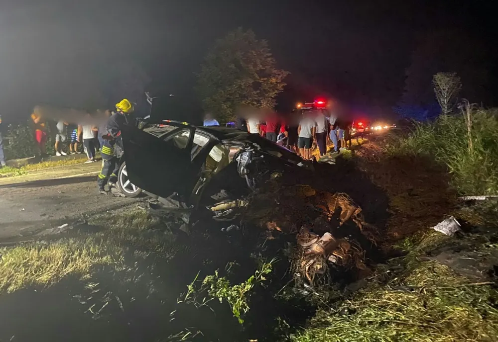 Persoană inconștientă după ce o mașină a intrat într-un șanț