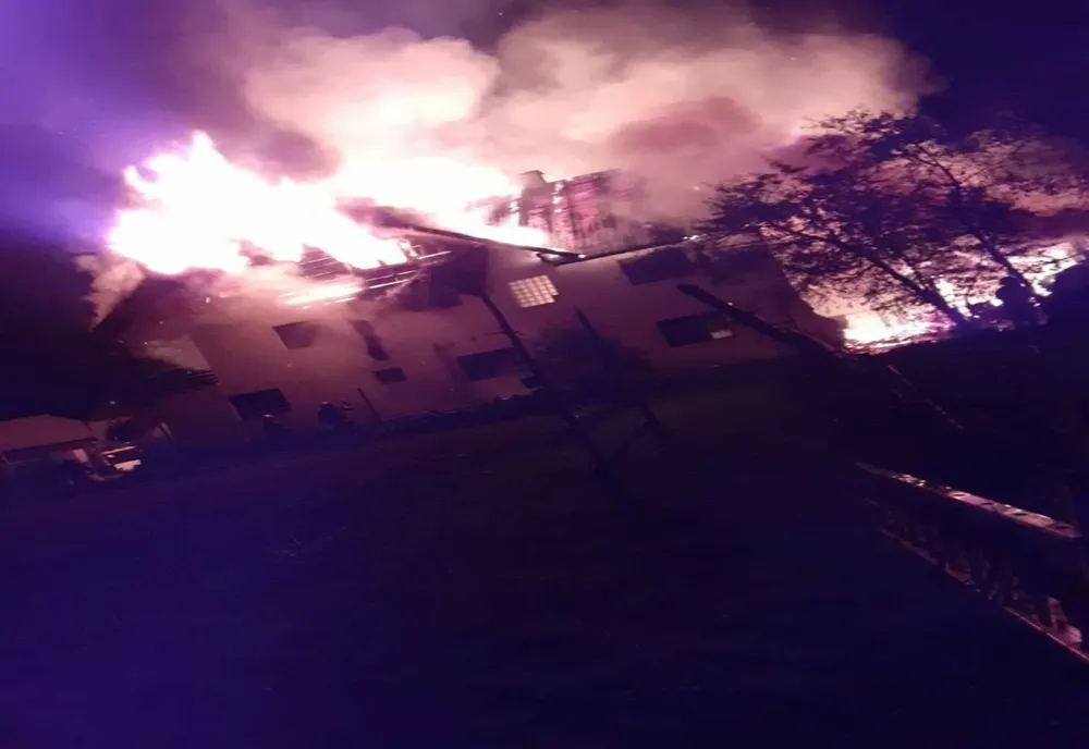 Incendiu violent în județul Suceava! Două persoane au avut nevoie de îngrijiri medicale