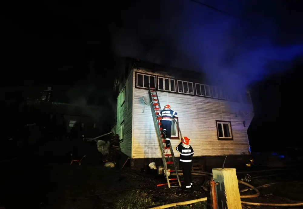 Incendiu violent în județul Suceava (FOTO/VIDEO)