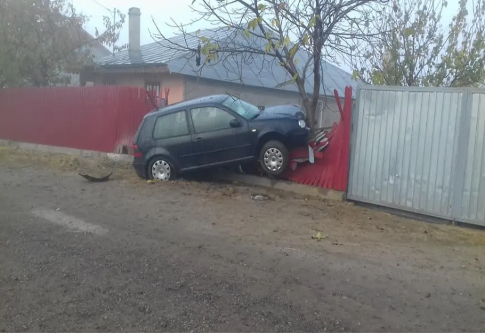 S-a oprit cu mașina în gard! Șoferița a fost transportată la spital