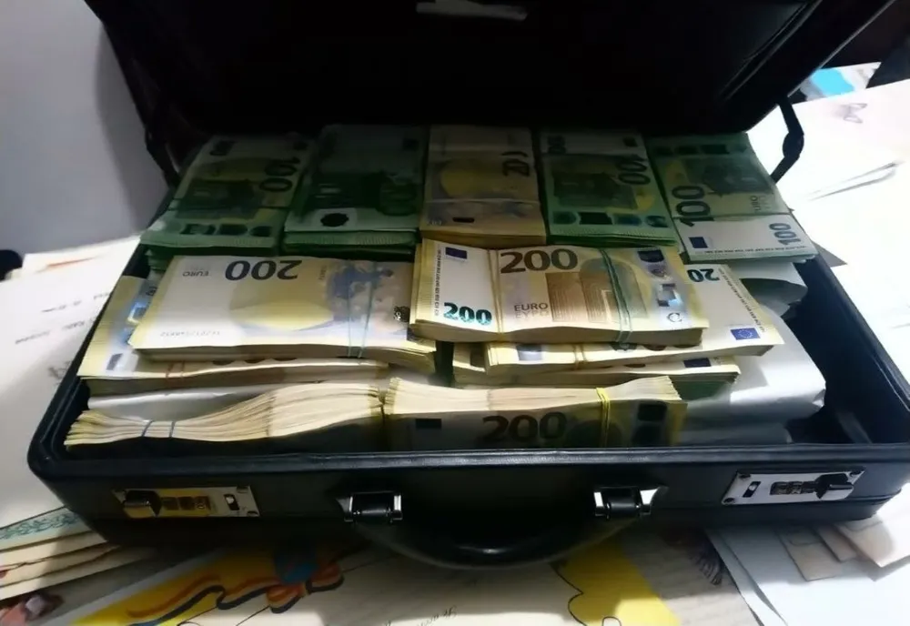 Fostul șef de la Permise și Înmatriculări Suceava și alți angajați au ajuns după gratii