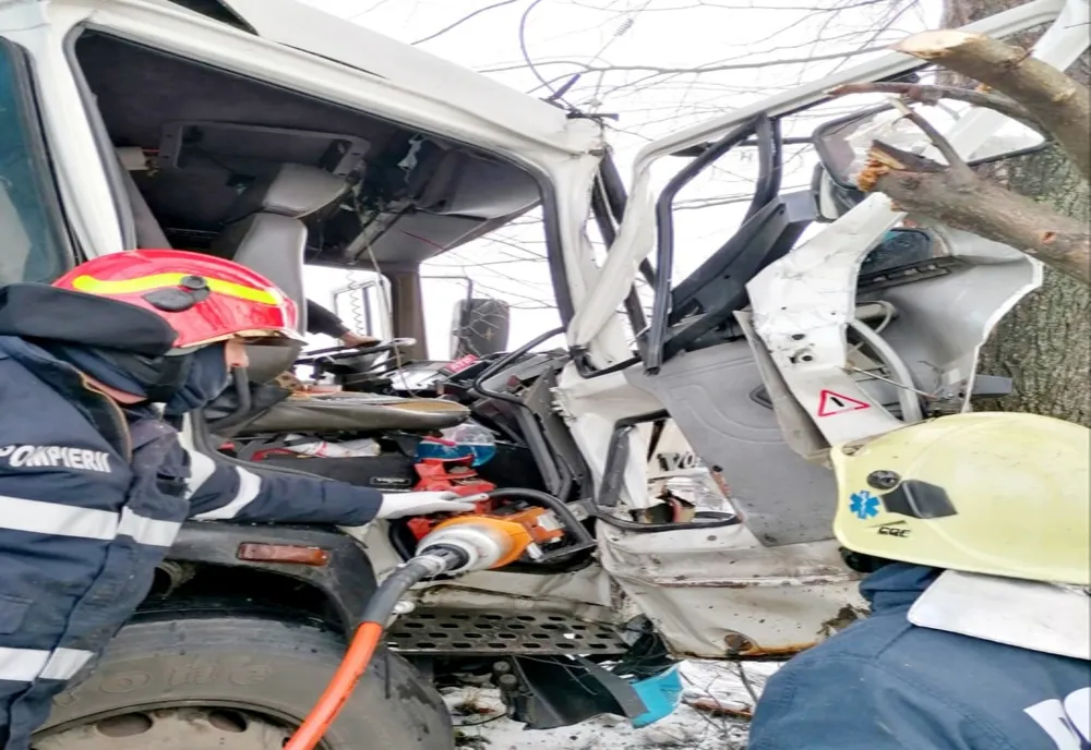 Accident pe raza județului Suceava! O persoană a rămas încarcerată (FOTO)