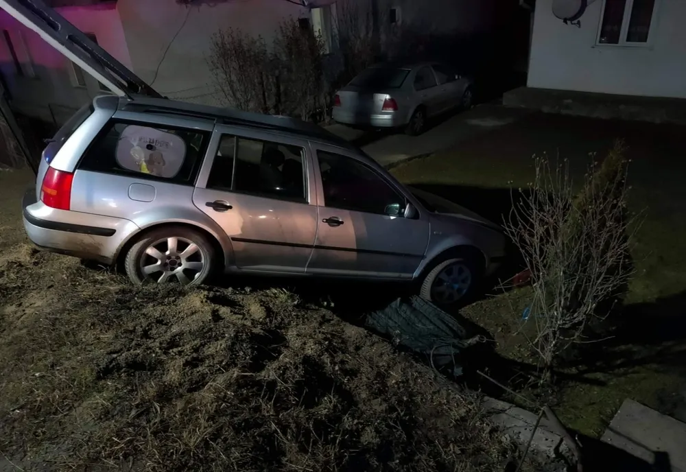 Stâlp de electricitate rupt de un autoturism. Șoferul a ajuns la spital.