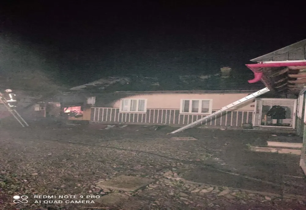 Gospodărie distrusă de incendiu la Fetești! Focul a fost pus intenționat (FOTO)