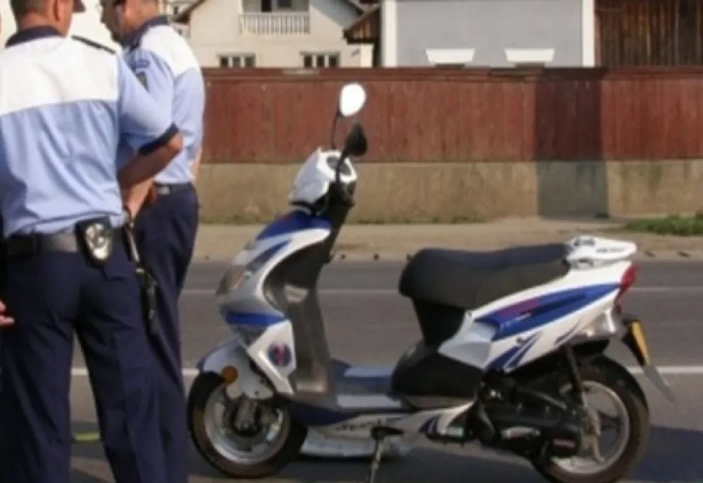 Dosar penal pentru un bărbat care conducea un moped neîmatriculat