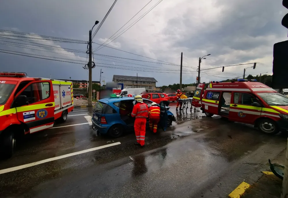 Tamponare între două mașini pe o stradă din Suceava