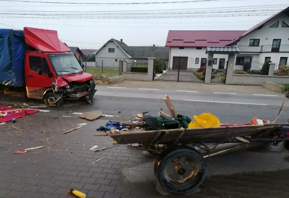 Căruță spulberată de o autoutilitară