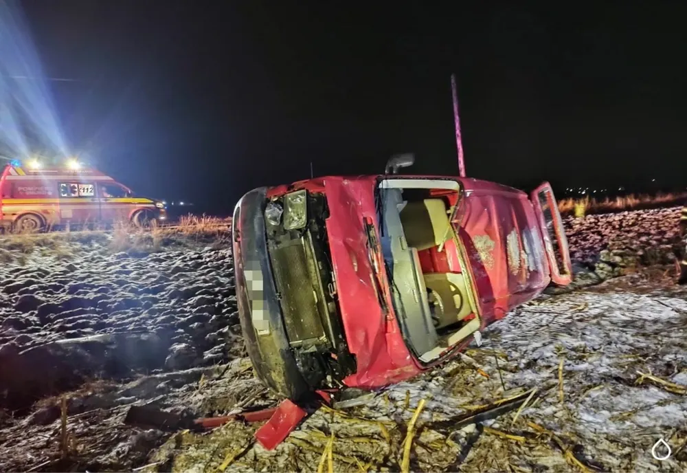 Un tânăr de 22 de ani, grav rănit după ce s-a răsturnat cu autoturismul