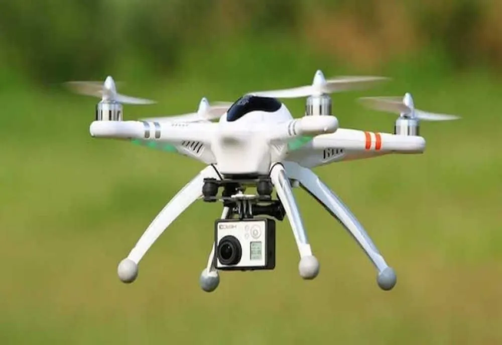 O dronă care transporta țigări de contrabandă a aterizat în curtea unei femei din județul Suceava