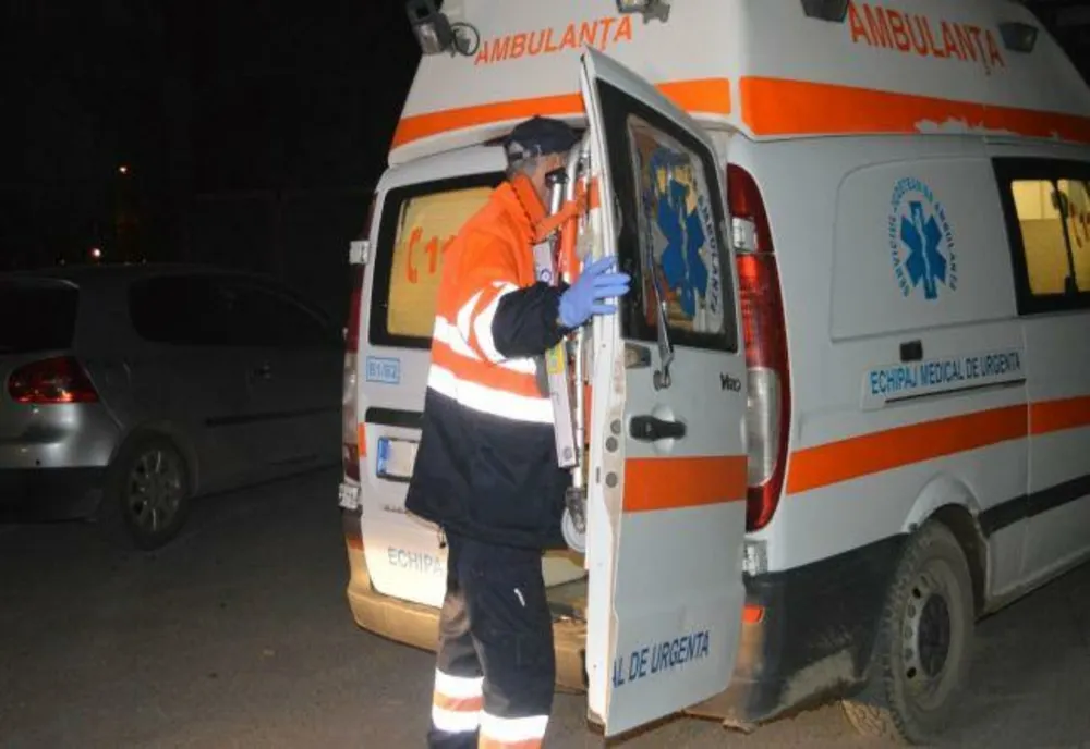 Trei persoane rănite după ce o șoferiță s-a răsturnat cu mașina
