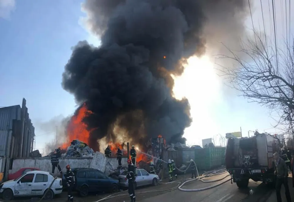 Octavian Berceanu, despre norul toxic generat de incendiul de pe Centura Capitalei: Pericolul este extrem de mare. Urmează un aer de război