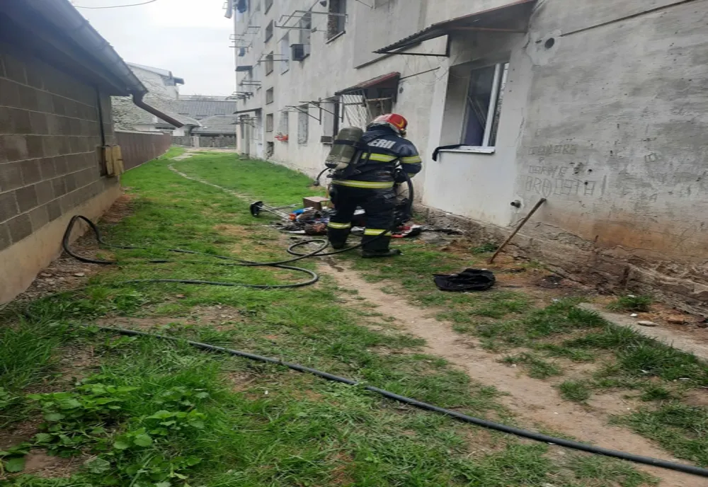 Garsonieră aprinsă de la o lumânare