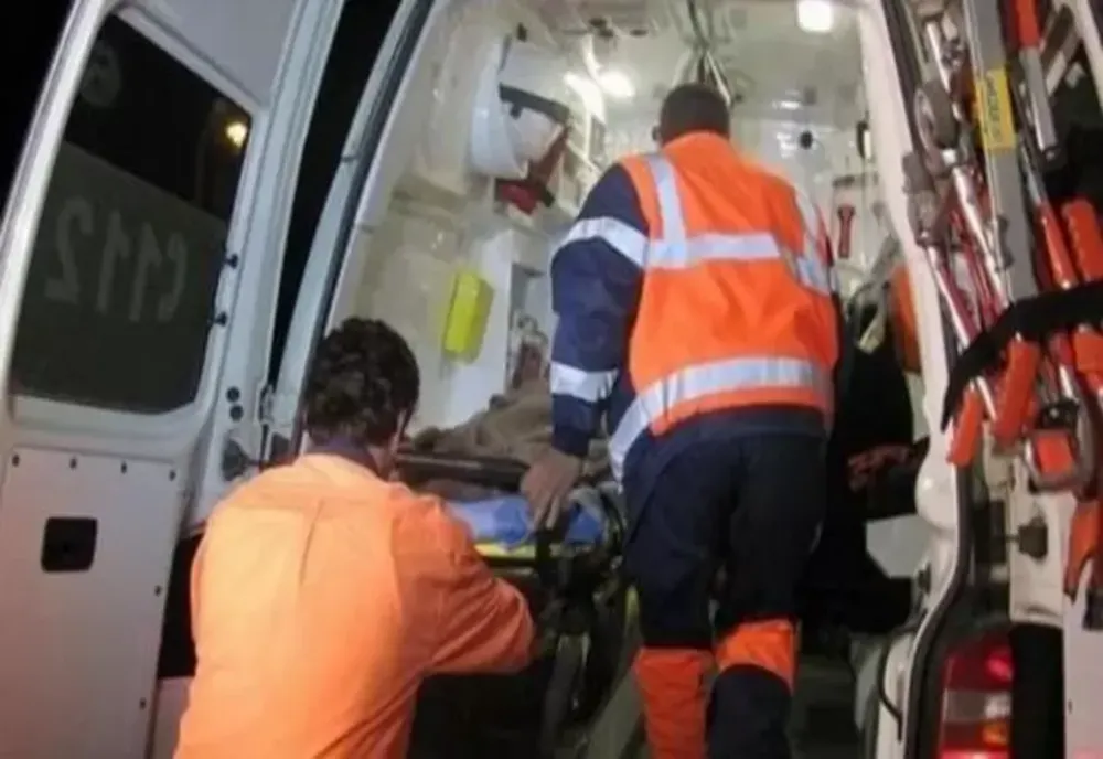 A pierdut controlul asupra direcţiei de mers şi s-a oprit cu mașina într-un podeț