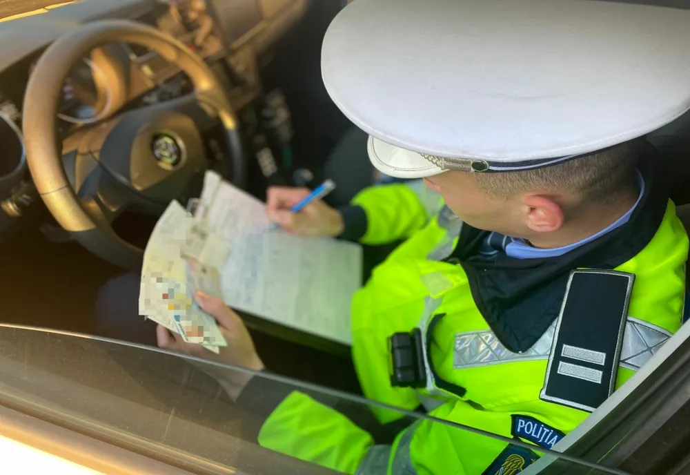 Cu dovada înlocuitoare a permisului de conducere expirată de o zi, un bărbat s-a ales cu dosar penal