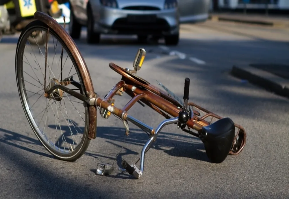 O femeie s-a dezechilibrat și a căzut de pe bicicletă