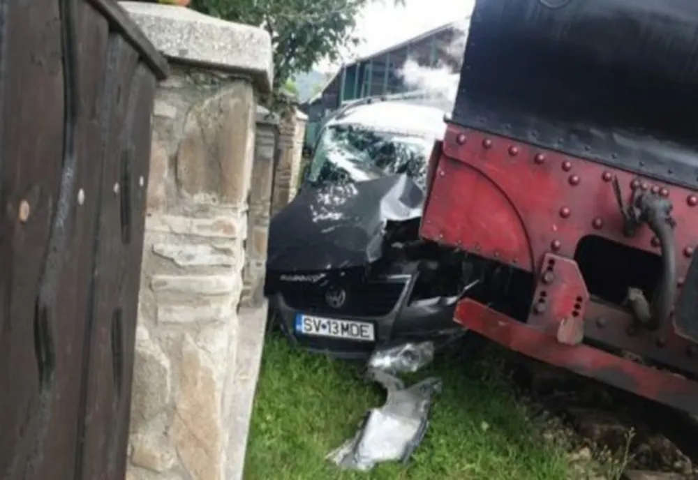 O șoferiță a scos de pe șine mocănița din Moldovița. Femeia a ieșit dintr-o curte și s-a tamponat cu trenul