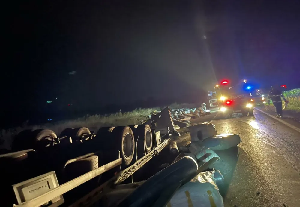 Un TIR încărcat cu covoare s-a răsturnat pe un drum din Suceava