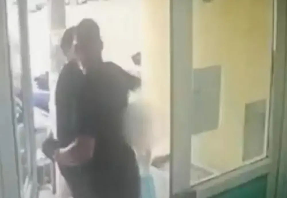 Mamă cu bebelușul în brațe, bătută de soț într-o benzinărie. Bărbatul a ajuns în arest