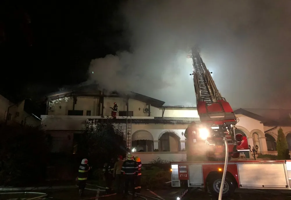 Incendiu de proporții la o sală de evenimente din Șcheia