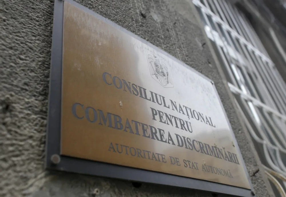 Zeci de copii romi din Suceava au fost puși să învețe într-o sală de sport