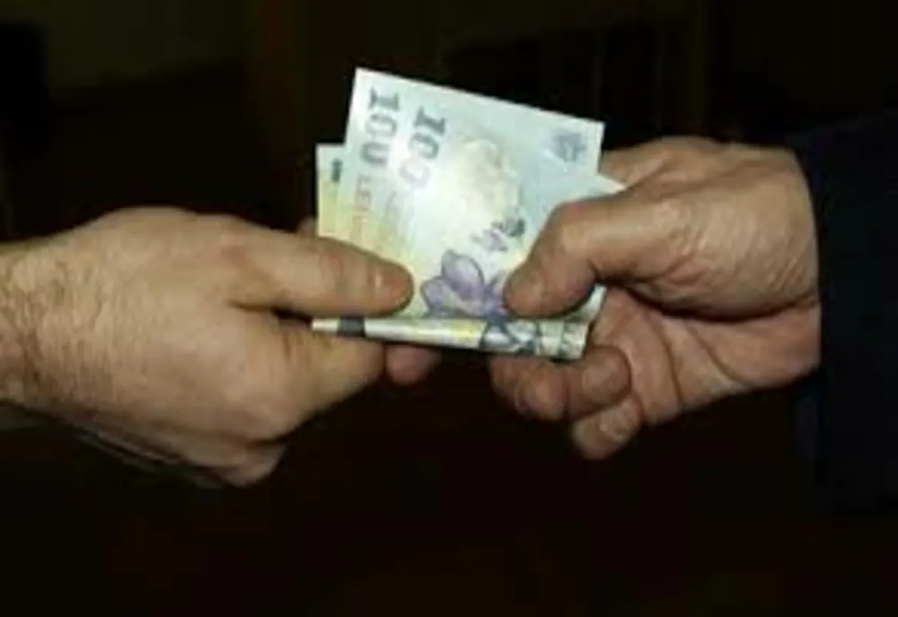 Deși legea interzice, părinții elevilor de la un liceu din Suceava, puși să plătească 60 de lei de copil pentru un catalog electronic