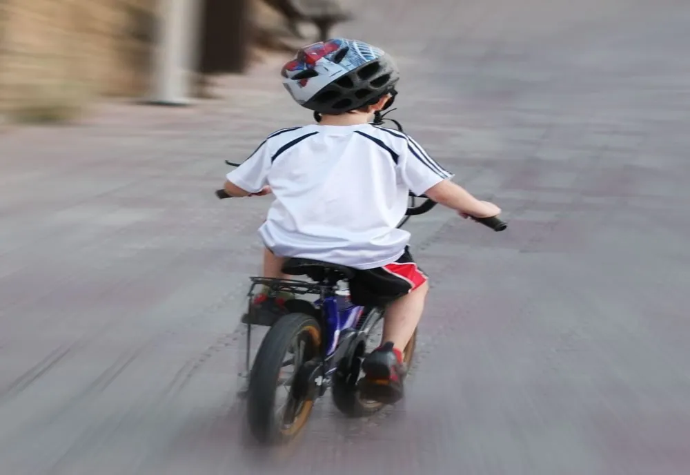 Fetiță de 8 ani, pe bicicletă, accidentată pe o stradă din Frasin