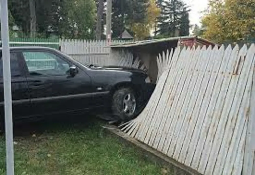 S-a oprit cu mașina într-un gard