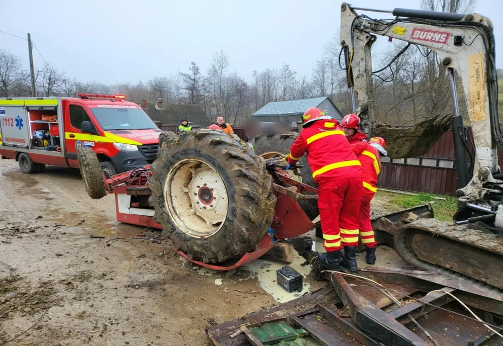 Tractor răsturnat! Un tânăr a fost surprins sub utilaj