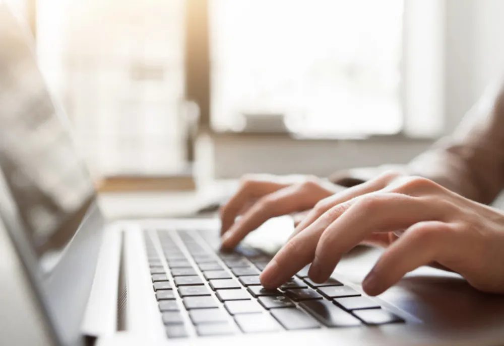 O femeie a comandat de pe un website o geacă și a primit prin colet un pulover. Ea a depus plângere la poliție