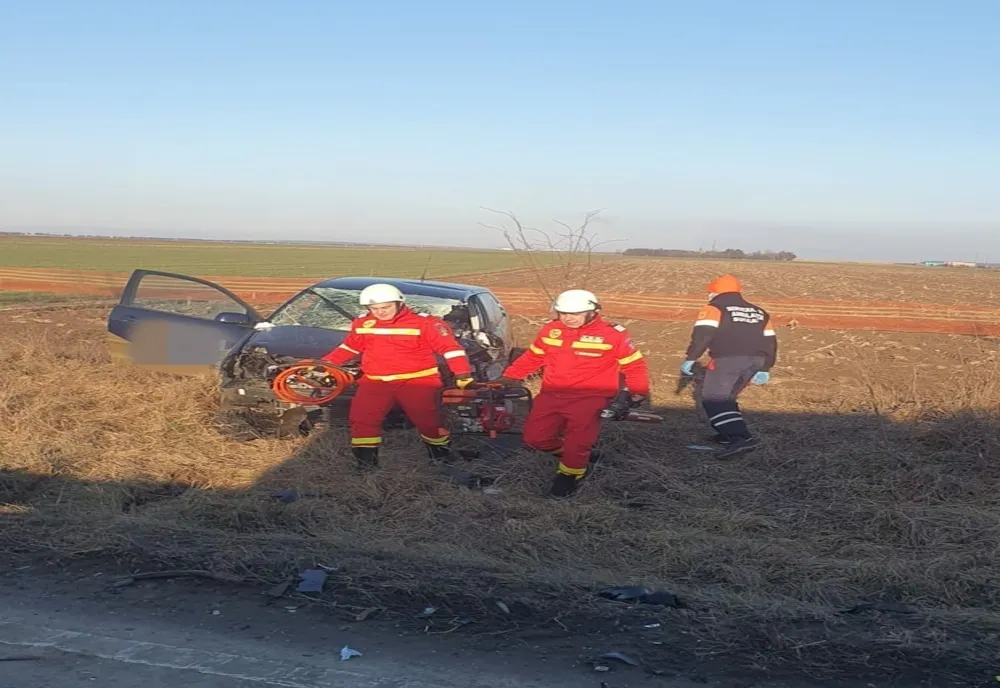 Două femei încarcerate în urma unui accident produs pe E85