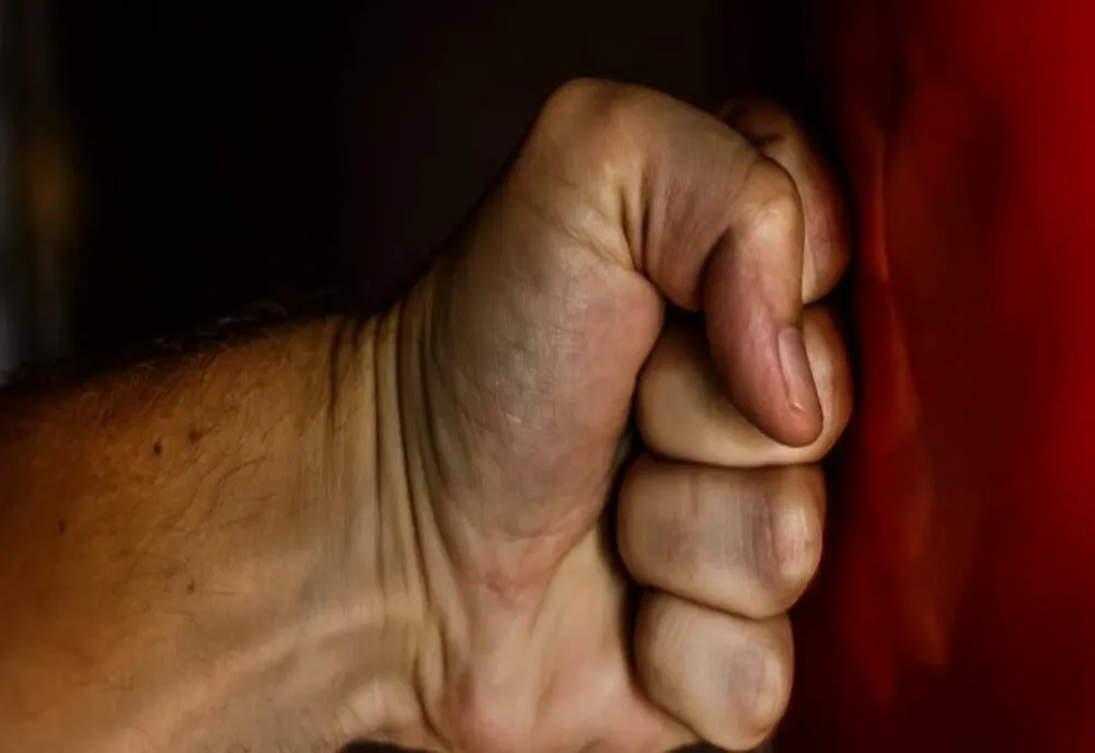 A venit beat și și-a alungat soția și fetele de acasă