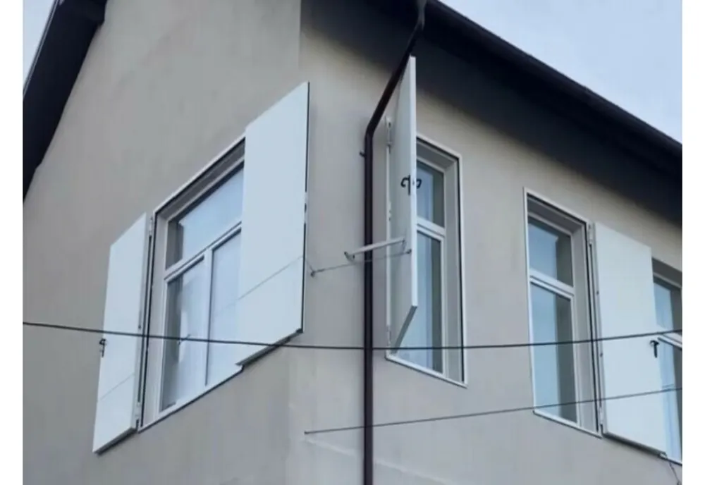 E de Noaptea Minții - așa ceva nu veți mai vedea nicăieri! Uși în loc de ferestre.