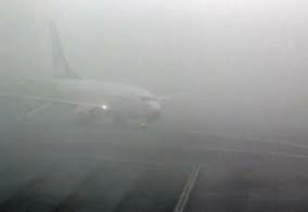 Un avion a ratat aterizarea la Suceava, din cauza ceţii