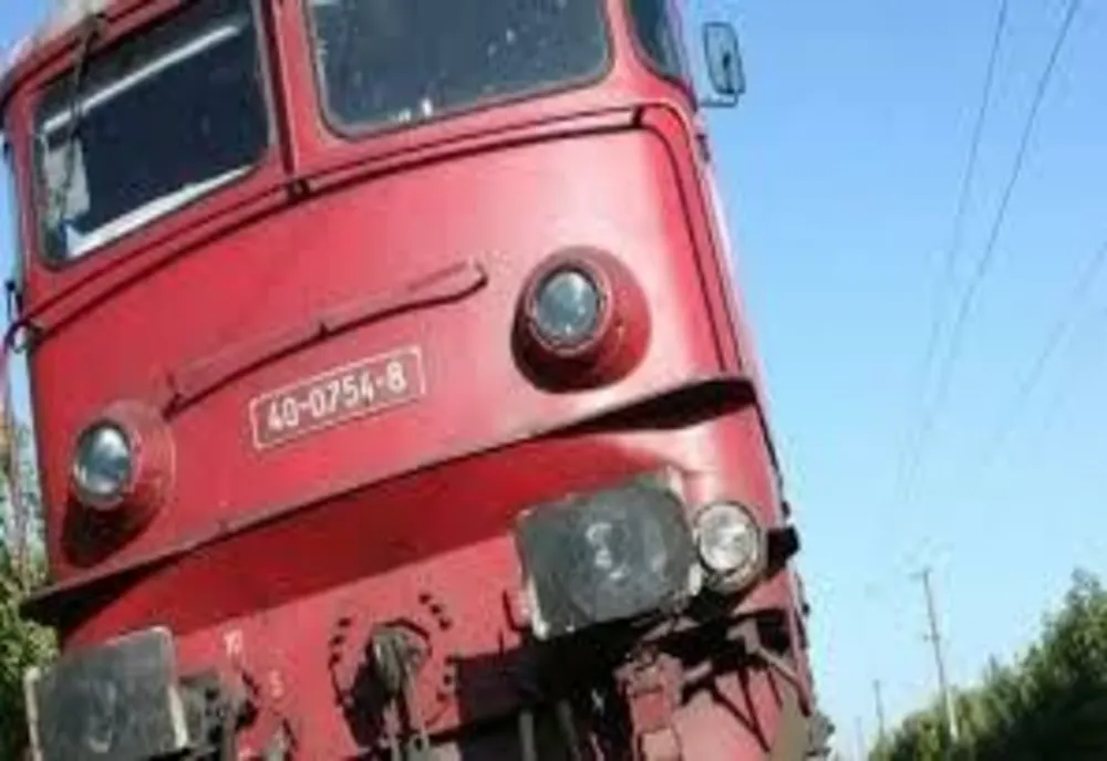 O fetiță de 3 ani este în comă, mama sa și o altă femeie au murit după ce mașina în care se aflau a fost lovită de tren