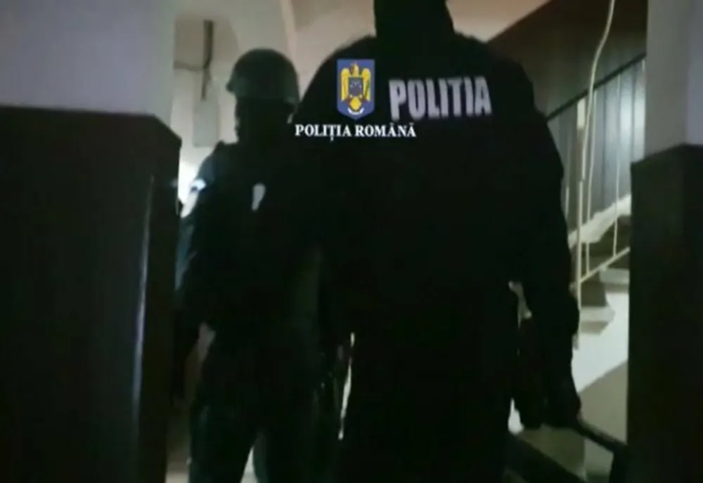 Captură impresionantă a polițiștilor suceveni: 7.120 de țigarete, 23.200 de articole pirotehnice și suma de 40.900 de lei