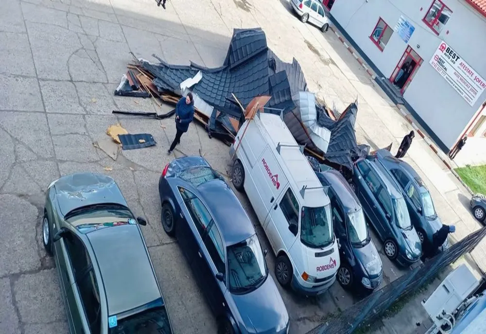 8 autoturisme avariate după ce acoperișul Jandarmeriei Suceava a fost smuls de vânt!