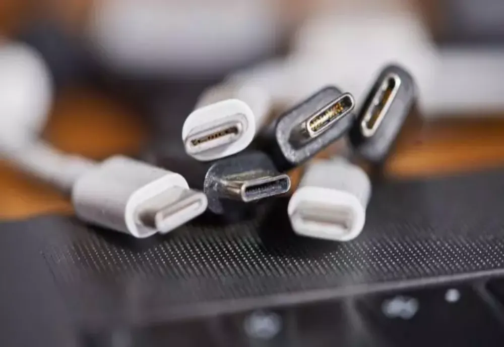 Avertisment FBI: NU vă încărcați telefoanele de la USB-uri publice. Ce este “juice hacking-ul”?