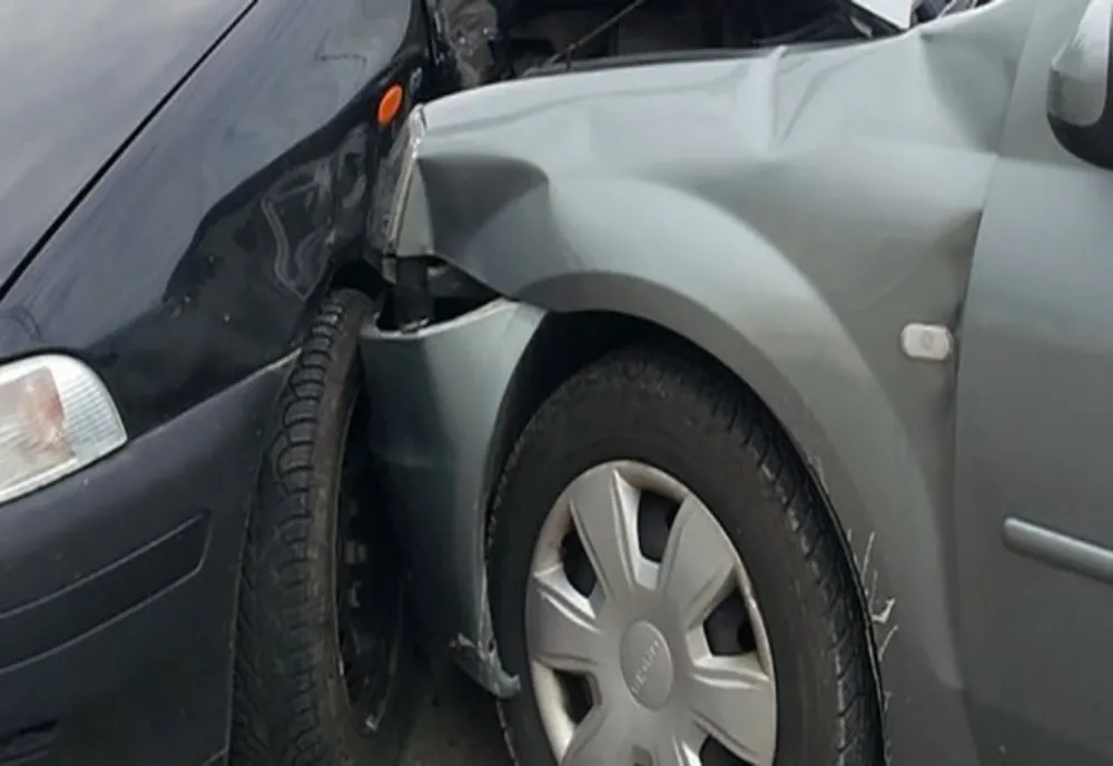 Carambol pe oun drum din județul Suceava. Două femei au suferit leziuni ușoare