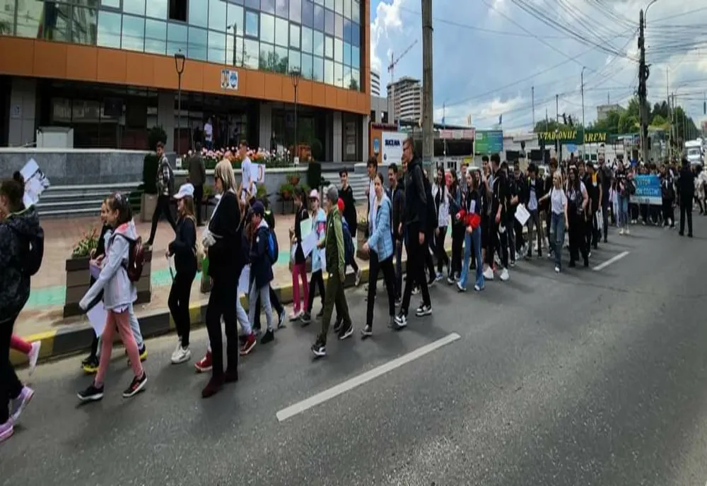 Marşul antiviolenţă, antidrog, antitutun și de prevenire a accidentelor rutiere ,,Fii conștient, nu dependent", pe străzile Sucevei