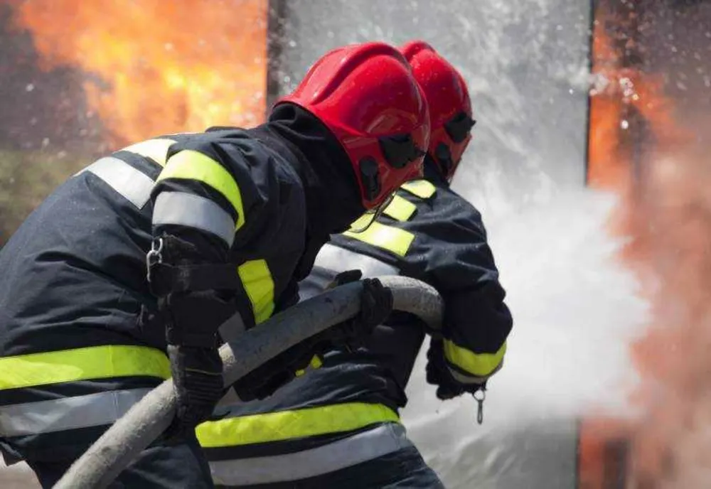 UN INCENDIU PUTERNIC A DISTRUS O CASĂ DIN SUCEAVA