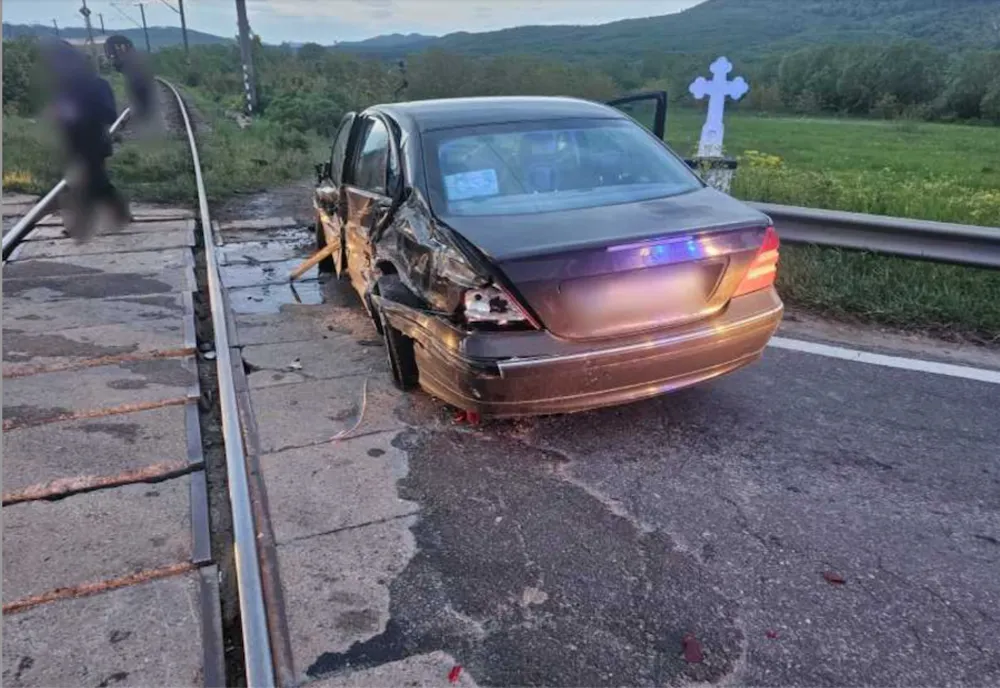 AUTOTURISM LOVIT DE TRENUL TIMIȘOARA-IAȘI ÎN SUCEAVA. OCUPANȚII AU SCĂPAT NEVĂTĂMAȚI