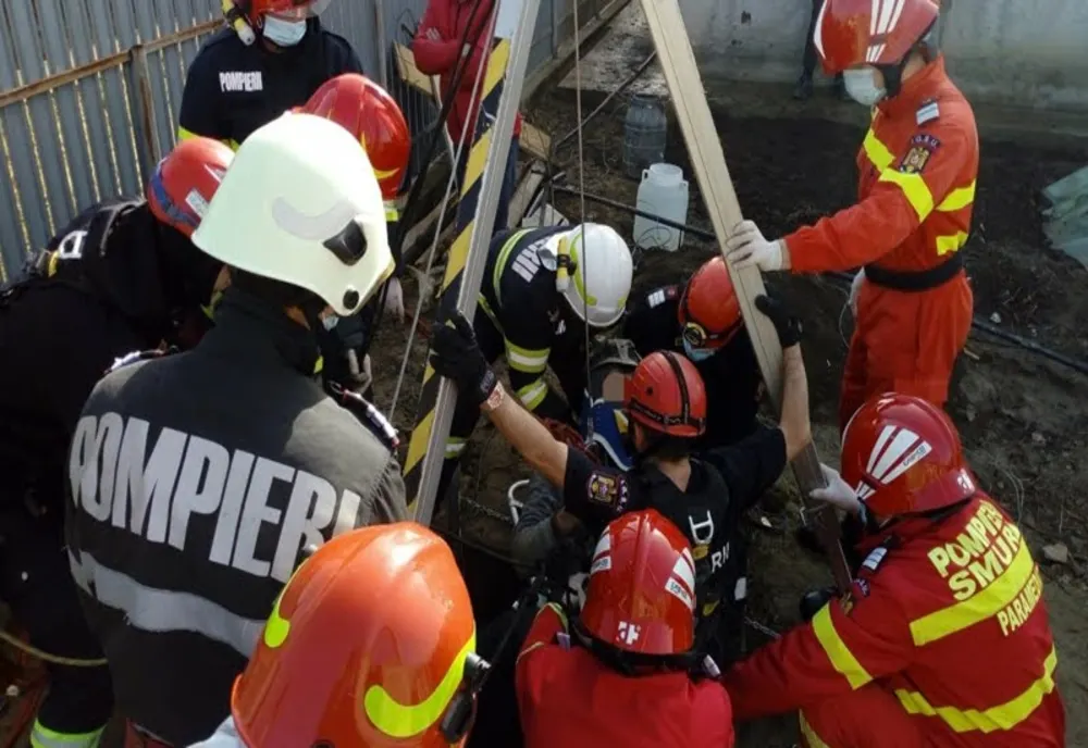BĂRBAT DIN VÂLCEA, SALVAT DE ISU DUPĂ CE A CĂZUT ÎNTR-O FÂNTÂNĂ DE 12 METRI