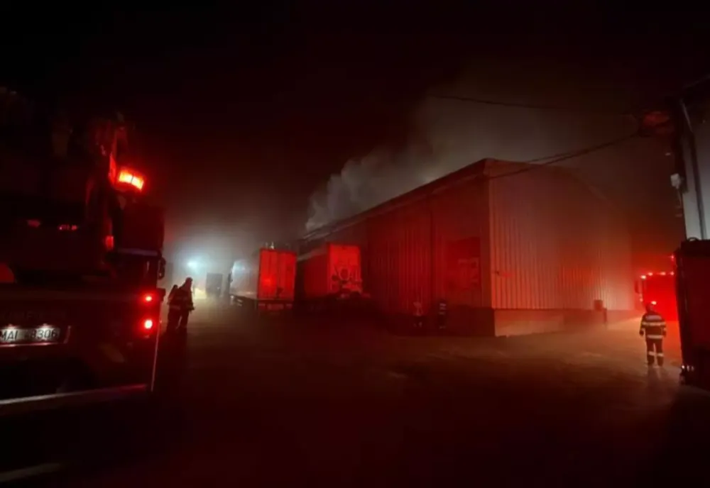 Bătrână de 76 de ani, salvată din flăcări de polițiști. Casa femeii, incendiată intenționat