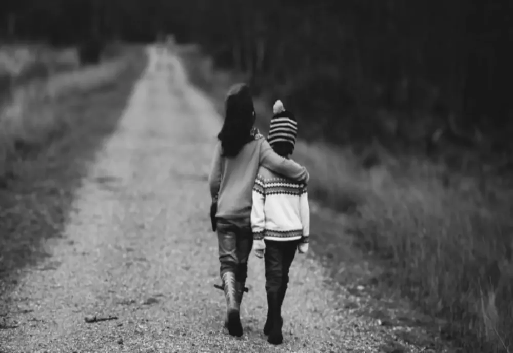 Realitatea dură a României. Familii despărțite de sărăcie, copii crescuți fără părinți