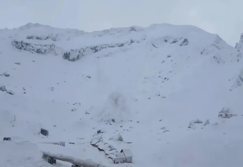 VIDEO Avalanșă de mari dimensiuni, declanșată de doi schiori în Munții Făgăraș, la Bâlea Lac