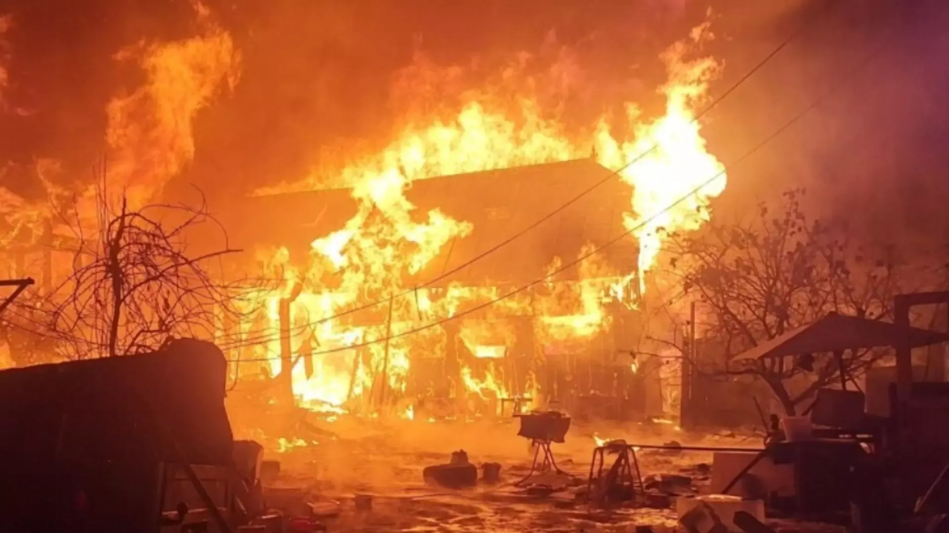 Iad dezlănțuit în curtea unui bătrân din Suceava. Gospodăria, făcută scrum după un incendiu nimicitor